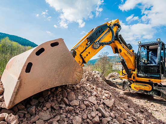 Pelleteuse sur chantier de terrassement